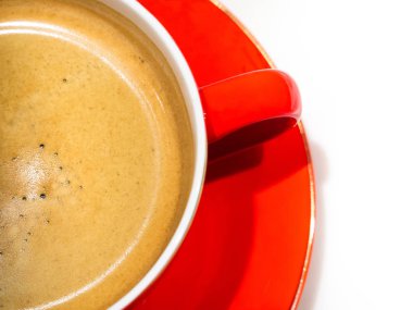 Kırmızı bardakta kahve.