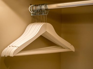 ahşap elbise askısı