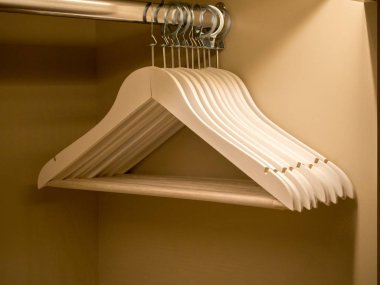 ahşap elbise askısı