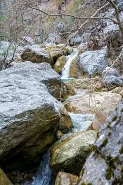 şelale üzerinde bahar kayalarda fotoğrafı