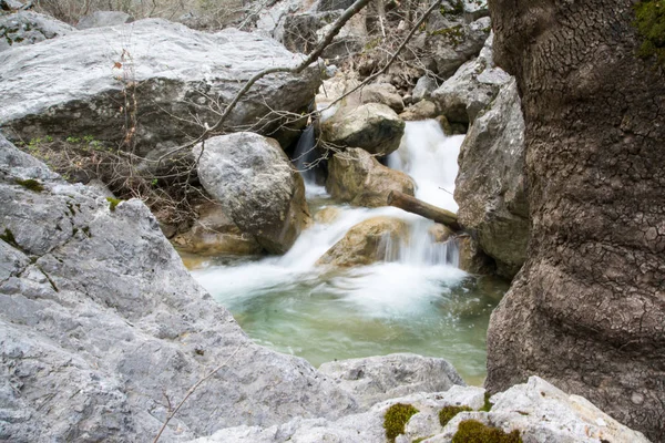 Foto de cachoeira sobre as rochas na primavera — Fotografia de Stock