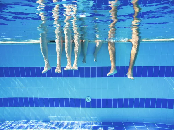 Pieds dans la piscine — Photo