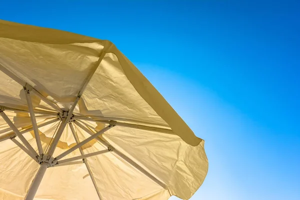 Żółty parasol plażowy — Zdjęcie stockowe