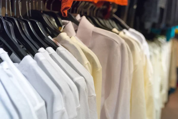 Kleidung auf Kleiderbügeln — Stockfoto