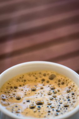 kopya alanı ahşap zemin üzerine taze kahve