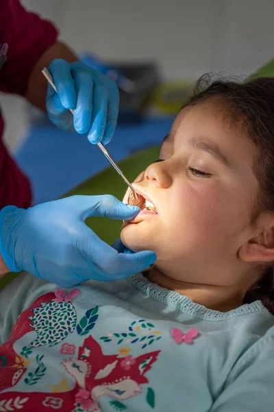 Gadis dan dokter gigi — Stok Foto