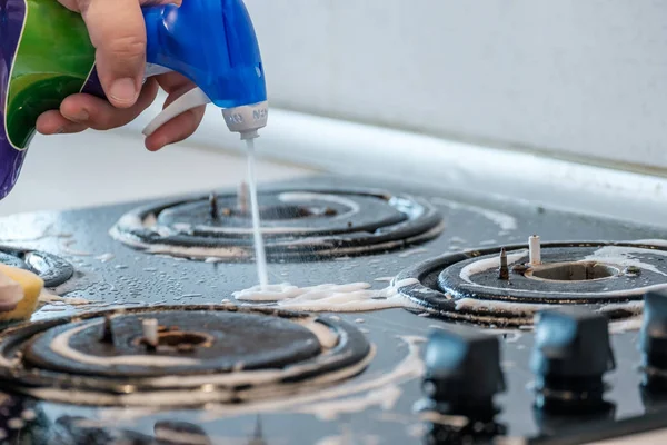 Reinigung Eines Gasherdes Mit Küchenutensilien Haushaltskonzepten Oder Hygiene Und Reinigung — Stockfoto