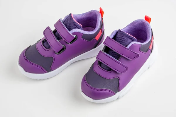 Zapatos de deporte púrpura — Foto de Stock