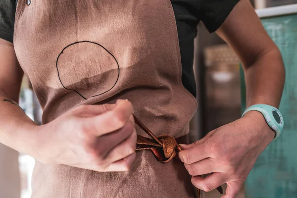 Tying an apron — Stock Photo, Image