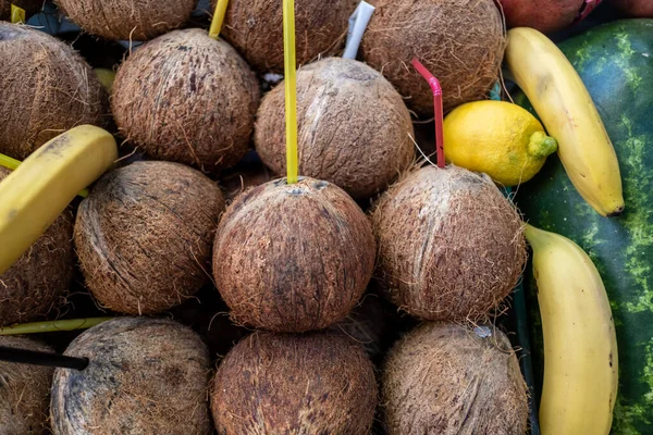 Kokosnüsse auf dem Markt — Stockfoto