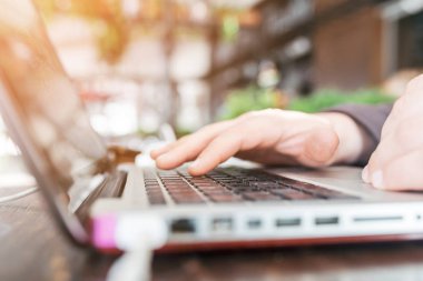 Serbest çalışan adam.