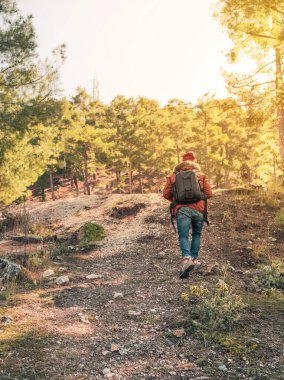 Doğada sırt çantası taşıyıcısı