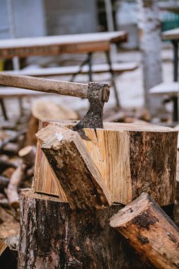 Kütüğü kesiyorum.