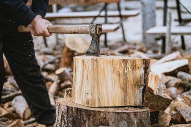 Kütüğü kesiyorum.