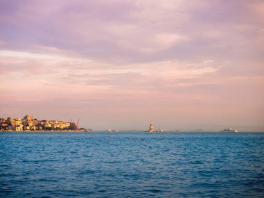 İstanbul, Türkiye 'nin sembolü Leander' s Tower olarak da bilinen ünlü Maiden 's Tower (Kiz Kulesi) ile Boğaz' ın üzerinde kızgın bir günbatımı. Duvar kağıdı veya rehber kitap için sahne yolculuğu arkaplanı