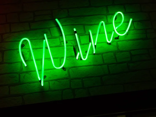Wine Neon Επιστολές Sign Κατάστημα Ποτών Στην Αγορά — Φωτογραφία Αρχείου