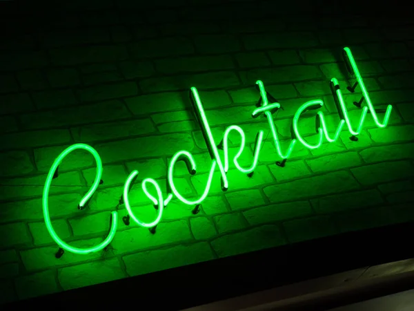 Cocktail Neon Lettere Accedi Bevande Grandi Magazzini Nel Mercato — Foto Stock