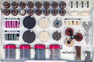 Farklı öğütme ve aksesuar kesme setiyle mini matkap.