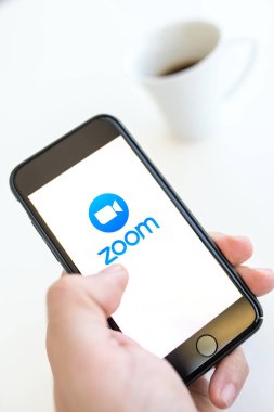 Antalya, Turkey - 30 Mart 2020. Zoom Cloud Toplantı uygulamasının logosunu gösteren cep telefonu.