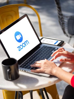 Antalya, Turkey - 30 Mart 2020. Bilgisayarda ve cep telefonunda Zoom Cloud Toplantılar uygulamasının logosu görünüyor.