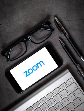 Antalya, Turkey - 30 Mart 2020. Zoom Cloud Toplantı uygulamasının logosunu gösteren akıllı telefon.