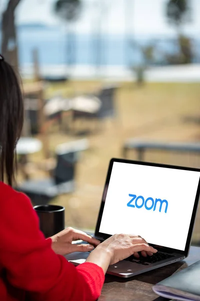 Анталья Турция Марта 2020 Года Ноутбук Логотипом Приложения Zoom Cloud — стоковое фото