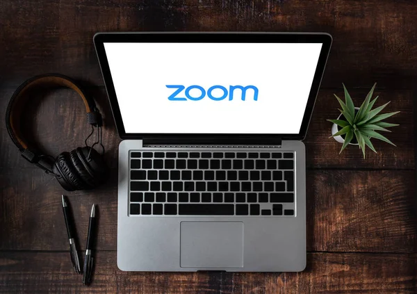 Portátil Que Muestra Logotipo Aplicación Zoom Cloud Meetings Antalya Turquía —  Fotos de Stock