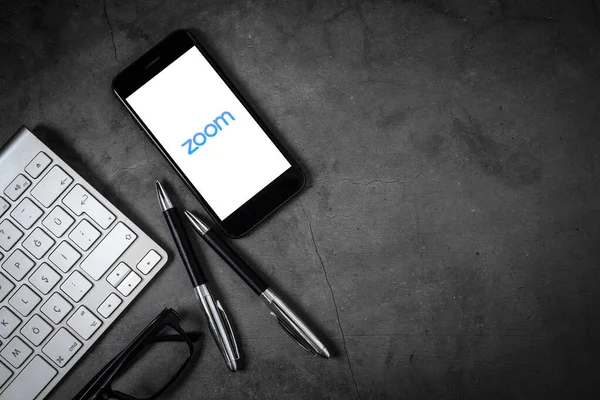 Antalya, Turkey - 30 Mart 2020. Zoom Cloud Toplantı uygulamasının logosunu gösteren akıllı telefon.