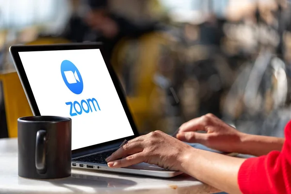 土耳其安塔利亚 2020年3月30日 显示Zoom Cloud Meetings应用标识的笔记本电脑 — 图库照片#