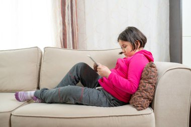 Gülümseyen öğrenci, Covid 19 Coronavirus karantinası ve uzaktan öğrenme konsepti yüzünden evde ders çalışıyor.