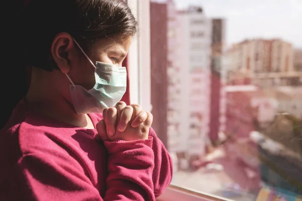 Little Girl Wearing Mask Praying Passing Covid Coronavirus Little Girl — Stock Photo, Image