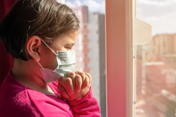 Little Girl Wearing Mask Praying Passing Covid Coronavirus Little Girl — Stock Photo, Image