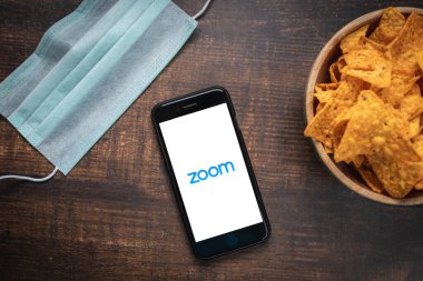 Antalya, Turkey - 30 Mart 2020. Zoom Cloud Toplantı uygulamasının logosunu gösteren cep telefonu.