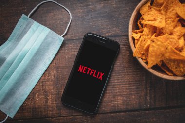Antalya, Turkey - 6 Nisan 2020. Netflix uygulama logosunu gösteren akıllı telefon.