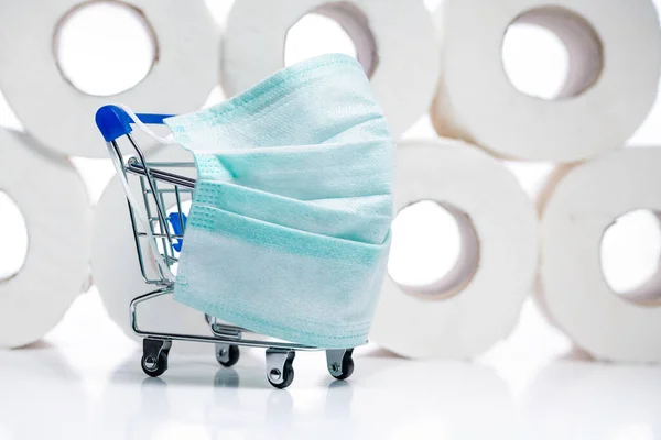 Medizinische Schutzmaske Und Einkaufswagen Mit Toilettenpapier Rollen Hinterher Konzept Des — Stockfoto