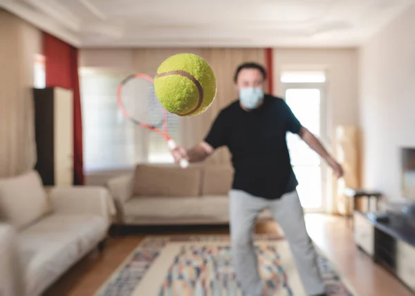 Man Med Skyddande Medicinsk Mask Spelar Tennis Hemma Covid Coronavirus — Stockfoto