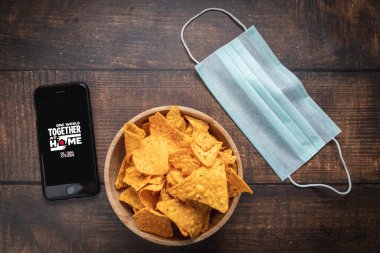 Antalya, Turkey - 18 Nisan 2020. Ev Konseri logosunda Global Vatandaş Bir Dünya Birlikte 'yi gösteren cep telefonu.