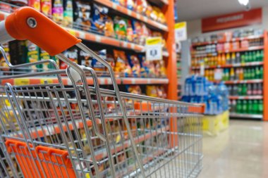 Modern süpermarket koridoruna karşı alışveriş arabası bulanık arkaplan