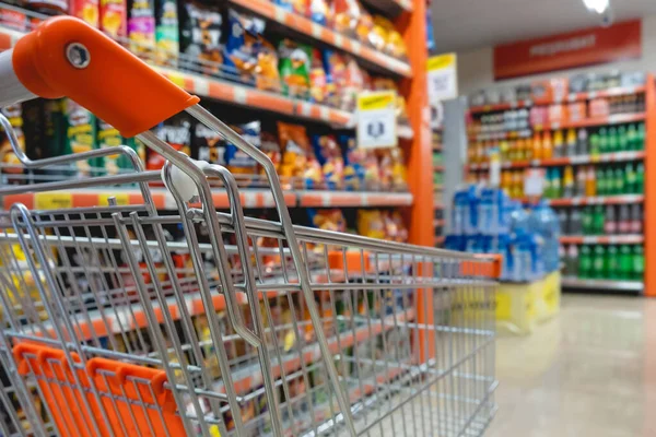 Modern süpermarket koridoruna karşı alışveriş arabası bulanık arkaplan