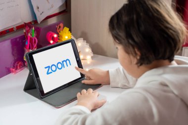 Antalya, Turkey - 24 Nisan 2020. Odaklanma Bulutu Buluşmaları uygulaması logosunu gösteren tablet.