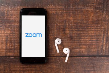 Antalya, Turkey - 24 Nisan 2020. Zoom Cloud Toplantı uygulaması logosunu gösteren akıllı telefon.