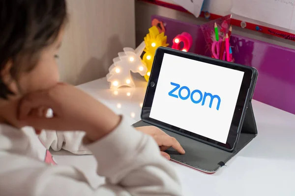 Antalya, Turkey - 24 Nisan 2020. Odaklanma Bulutu Buluşmaları uygulaması logosunu gösteren tablet.