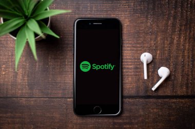 Antalya, TURKEY - 25 Nisan 2020 iPhone akıllı telefon ekranında Spotify logosu görülüyor. Covid-19 Coronavirus karantina evinde kalma kavramı