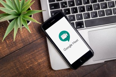 Antalya, Turkey - 1 Mayıs 2020. Akıllı Telefon Google Meet uygulamasının logosunu gösteriyor.