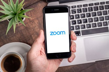 Antalya, Turkey - 1 Mayıs 2020. Zoom Cloud Toplantı uygulaması logosunu gösteren akıllı telefon.