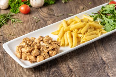 Makarna ve salatalı ızgara tavuk.