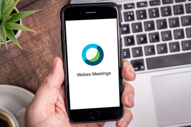 Antalya, Turkey - 24 Mayıs 2020. Cisco Webex Toplantı uygulamasının logosunu gösteren akıllı telefon.