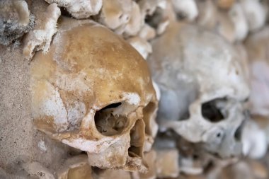 Portekiz, Faro 'daki Kemik Şapeli' nde kemiklerle örülmüş duvar.