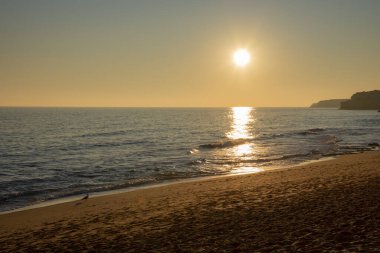 Güzel kumlu sahil ve Atlantik Okyanusu 'nun dalgaları. Portekiz. Algarve.