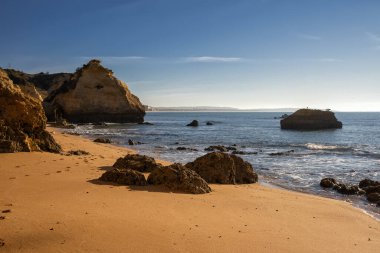 Atlantik Okyanusu kıyısındaki yüksek uçurumlar. Portekiz. Algarve.